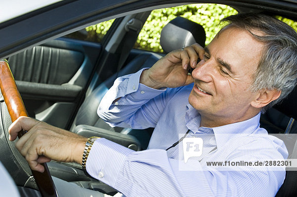 Mann im Auto und Gespräch auf dem Handy