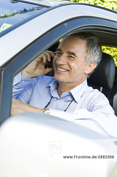 Mann im Auto und Gespräch auf dem Handy