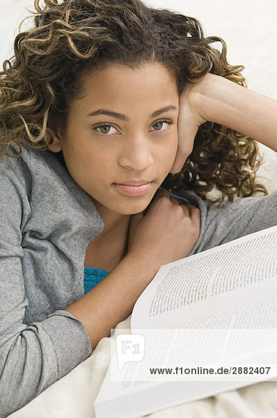 Porträt eines Mädchens beim Lesen eines Buches