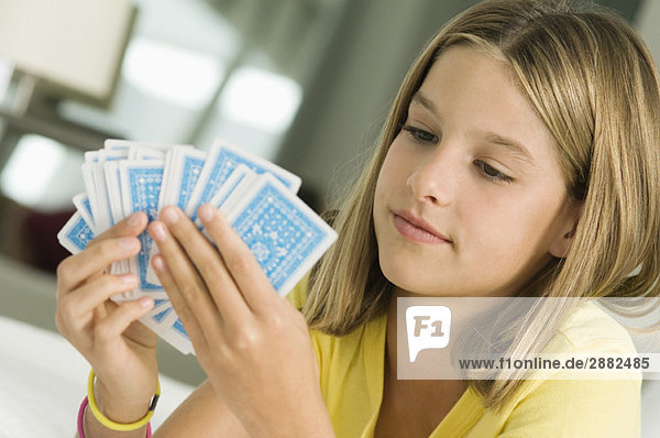 Mädchen mit Spielkarten