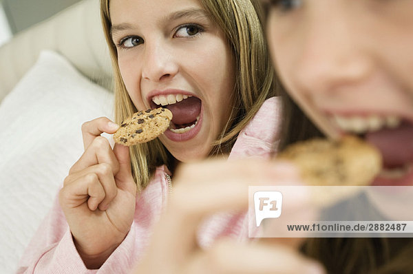 Zwei Mädchen essen Schokokekse