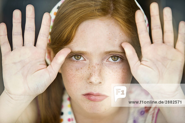 Porträt eines Mädchens mit ihren Handflächen