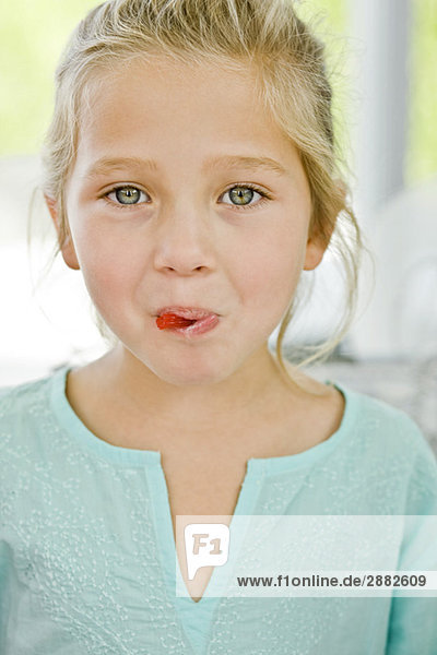 Porträt eines Mädchens beim Süßigkeitenessen