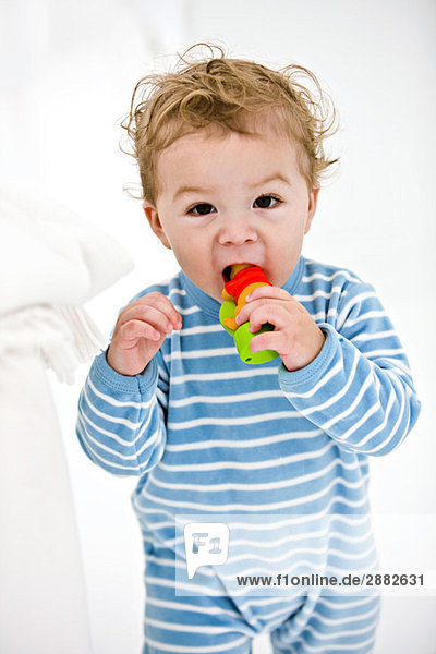 Porträt eines kleinen Jungen beim Spielen mit einem Spielzeug
