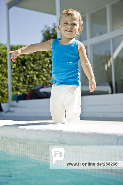 Junge am Pool stehend