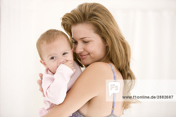 Frau hält ihre Tochter in der Hand