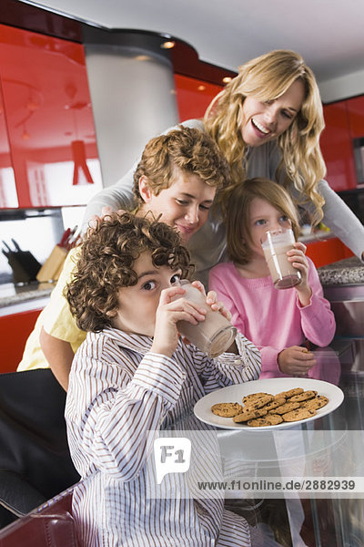 Frau mit ihren Kindern in der Küche