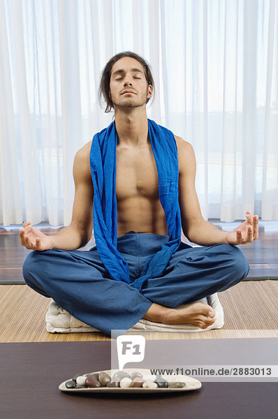 Mann  der Yoga praktiziert