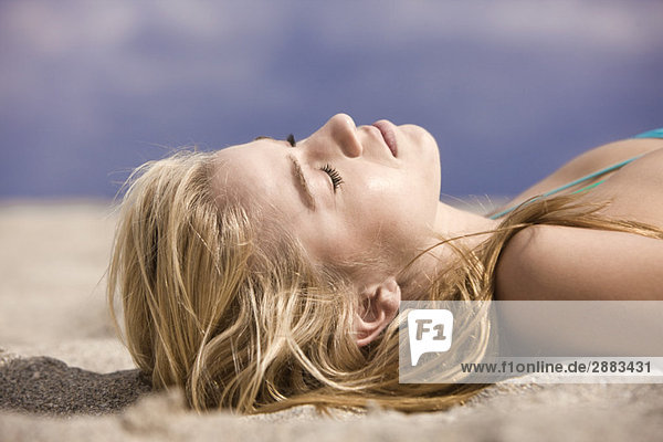 Frau  die sich am Strand ausruht