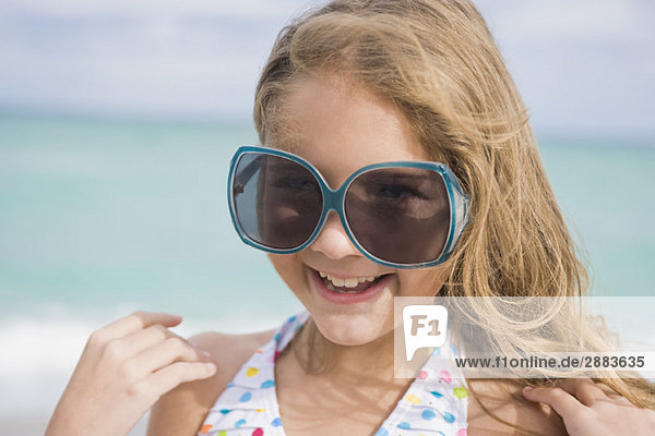 Mädchen lächelnd am Strand