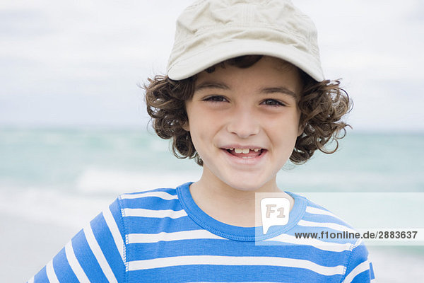 Junge lächelt am Strand