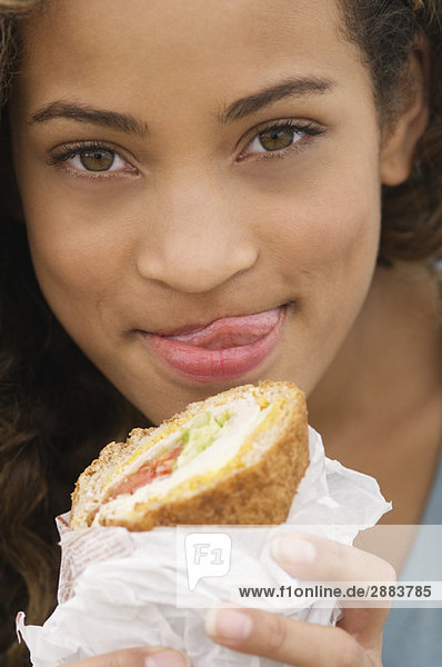 Porträt eines Mädchens beim Sandwichessen