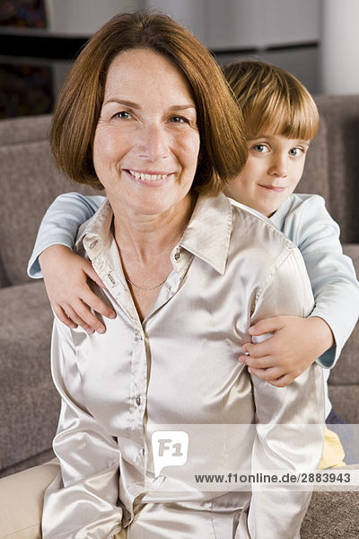 Frau lächelt mit ihrem Enkel