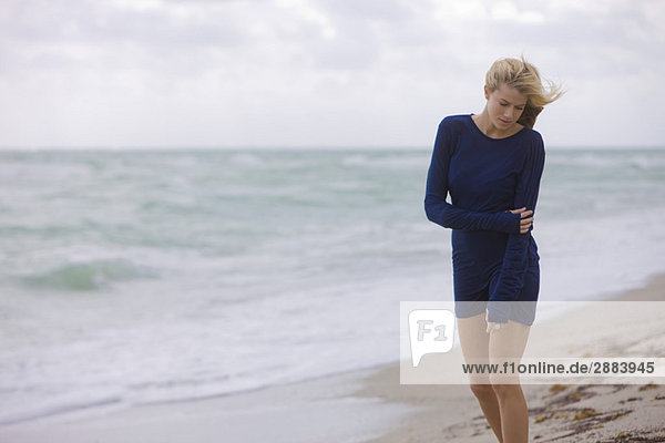 Frau am Strand stehend