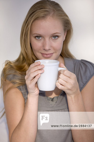 Frau mit einer Tasse Kaffee