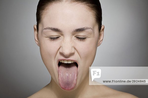 Eine Frau  die ihre Zunge herausstreckt.