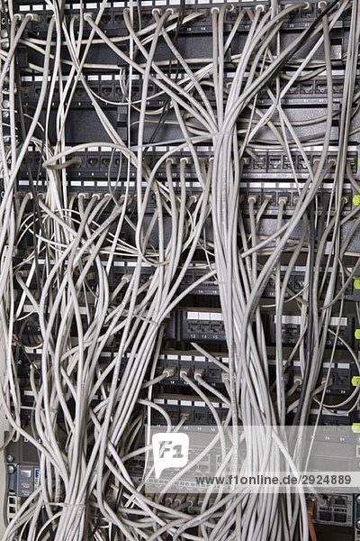 An einen Netzwerkserver angeschlossene Kabel