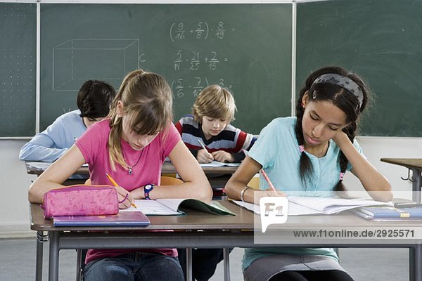 Schüler  die in einem Klassenzimmer arbeiten