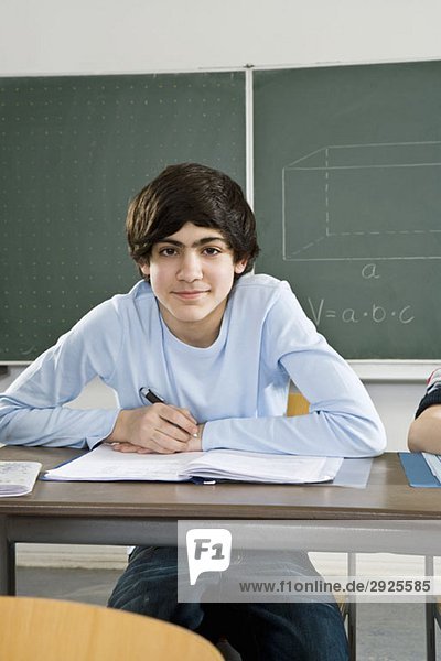 Porträt eines Schuljungen am Schreibtisch