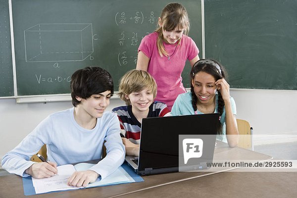 Schüler mit einem Laptop
