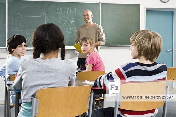 Schüler und Lehrer im Klassenzimmer