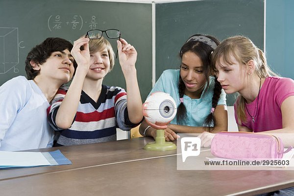 Schüler sitzen zusammen in einem Klassenzimmer