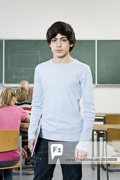 Porträt eines Schuljungen im Klassenzimmer