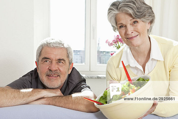 Ein älteres Paar vor dem Salatessen