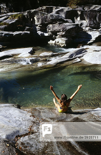 Eine Frau  die in ein Wasserbecken rutscht  Piemont  Italien