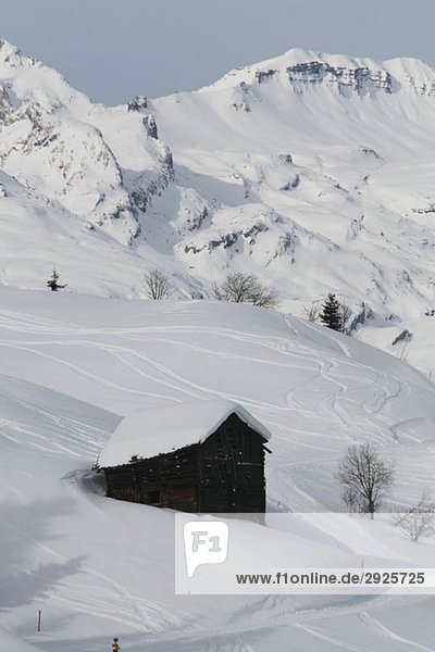 Blockhaus in verschneiter Berglandschaft  Graubünden  Schweiz