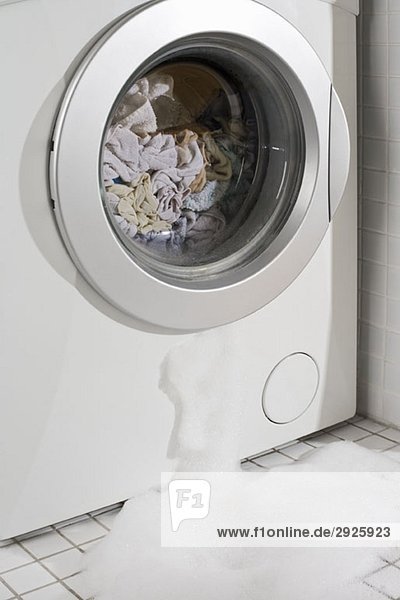 Eine undichte Waschmaschine