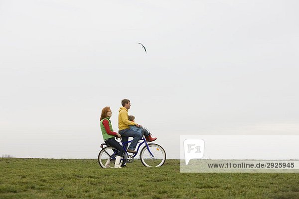 Eine junge Familie auf dem Fahrrad zusammen