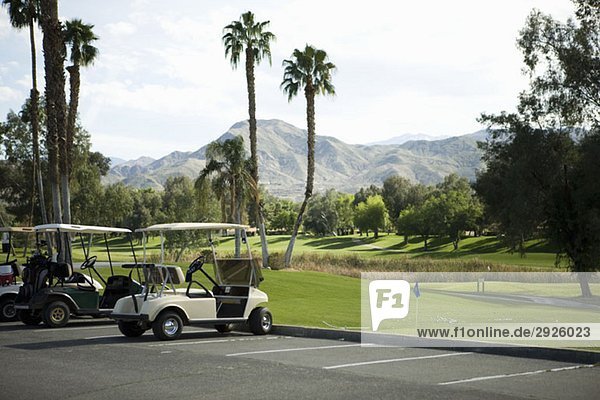 Golfwagen geparkt an einem Golfclub  Palm Springs  Kalifornien  USA