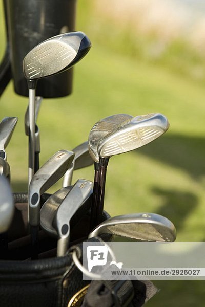 Detail der Golfschläger im Golfbag