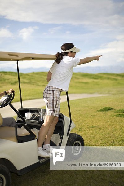 Ein Golfer  der von einem Golfwagen zeigt  Palm Springs  Kalifornien  USA