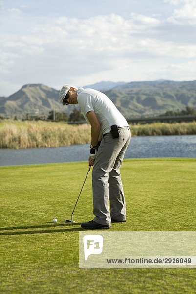 Ein Golfer beim Putten  Palm Springs  Kalifornien  USA