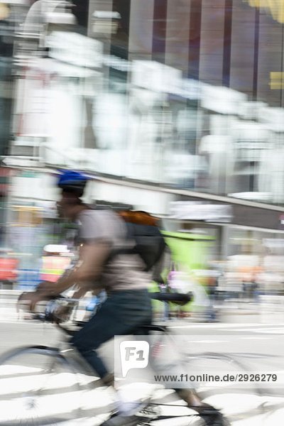 Ein Radfahrer auf einer Stadtstraße  Manhattan  New York City