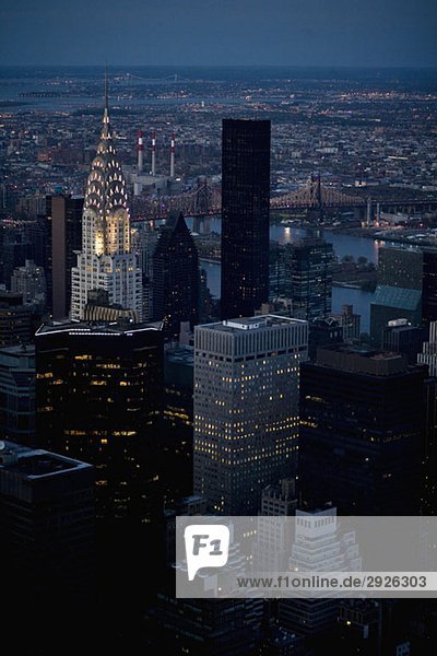 Das Chrysler Building und die Brooklyn Bridge im Stadtbild bei Nacht  New York City