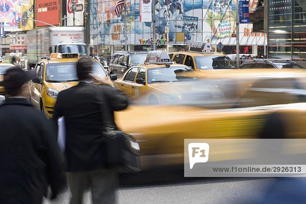 Gelbe Taxis und Fußgänger auf einer Stadtstraße  Manhattan  New York City