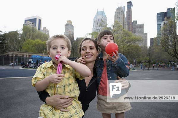 Eine Frau mit ihren Kindern im Central Park  New York City