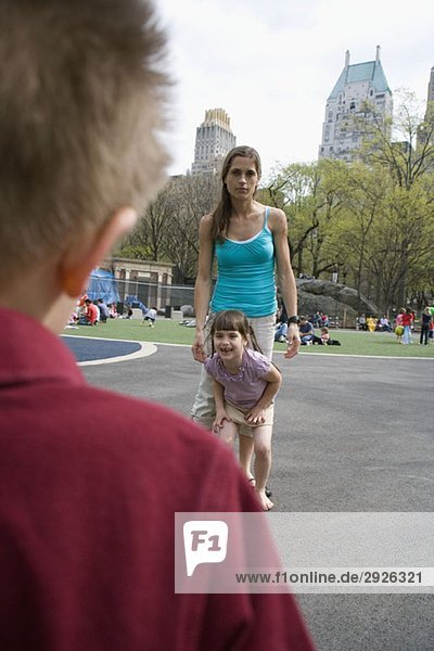 Eine Frau und ihre Kinder im Central Park  New York City