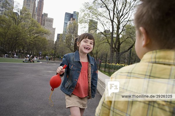 Ein junges Mädchen hält einen Ballon im Central Park  New York City.
