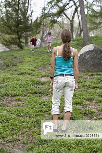 Zwei Kinder rennen auf ihre Mutter zu  Central Park  New York City