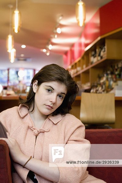 Porträt einer jungen Frau  die in einem Café sitzt