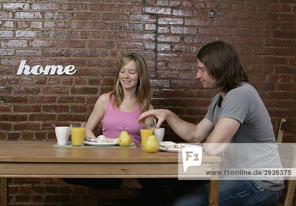 Ein junges Paar beim gemeinsamen Frühstück