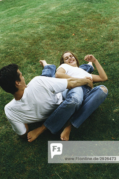 Paar liegend auf dem Boden zusammen  lachend  hoher Blickwinkel