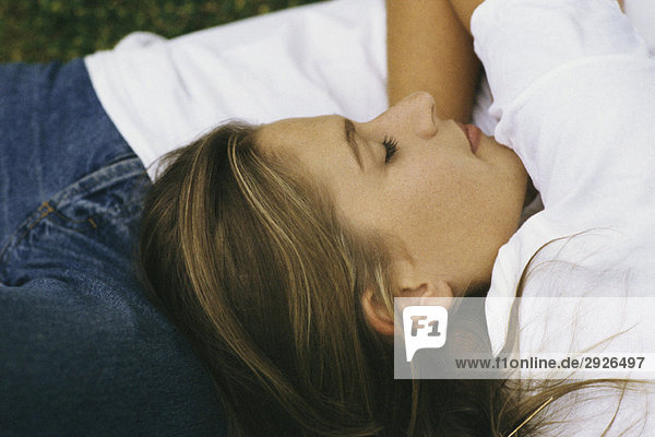 Frau schläft mit Kopf auf dem Bauch des Mannes liegend  abgeschnitten