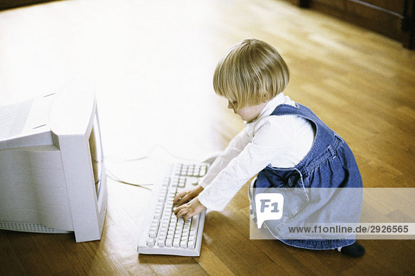 Kleines Mädchen mit Computer