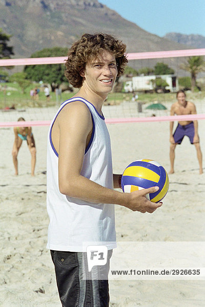 Männer halten Volleyball spielen Beachvolleyball