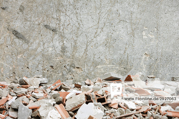 Bauschutt  zerbrochene Ziegel  Betonstücke gegen die Wand